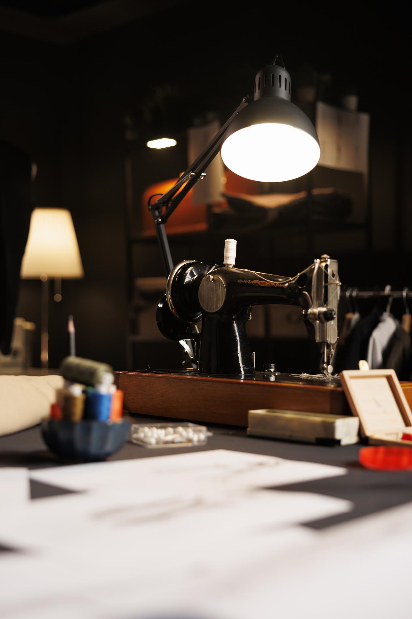 Näherin an der Nähmaschine im Atelier