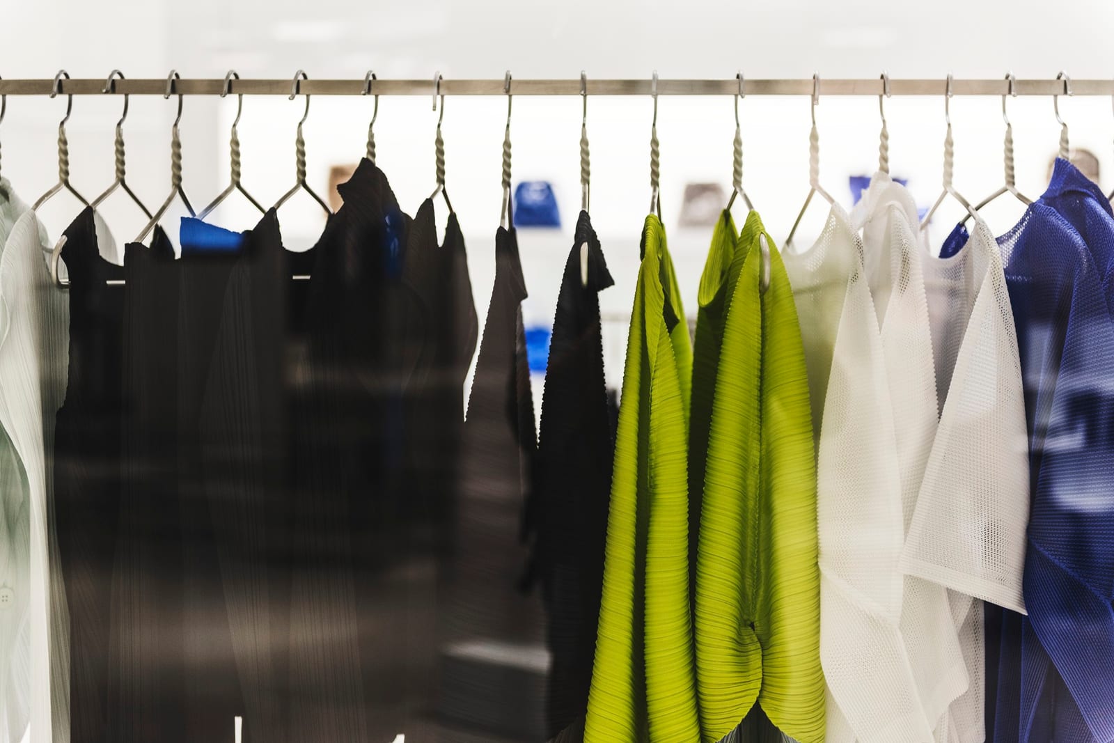 Kleiderstange mit Outdoor-Bekleidung im Laden